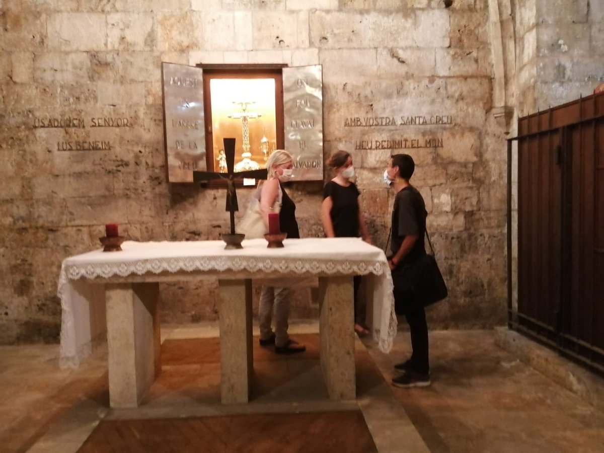 Aj_Besalu's tweet photo. La comissió de patrimoni de l’IE Besalú va preparar una gimcana als mestres, on varen descobrir els secrets de l’esglesia parroquial de #SantVicenç protagonista del #ProjectePatrimoni d’aquest curs 2021/2022
#projecteescola https://t.co/h6u2T1Eu2s