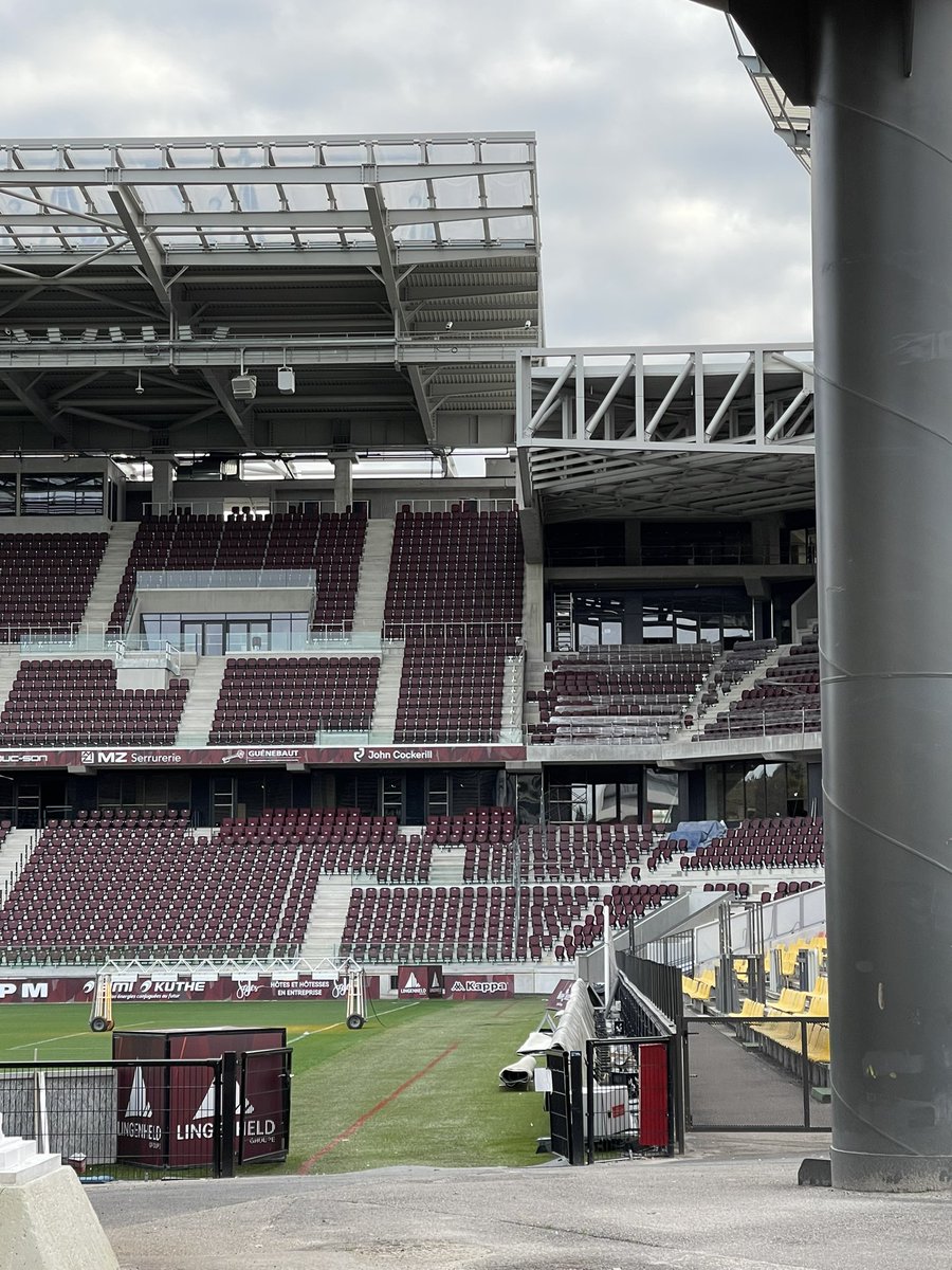 NewStade's tweet photo. Tribune Sud &amp; Virage Sud-Ouest 😁 https://t.co/aZu5I1X4JW