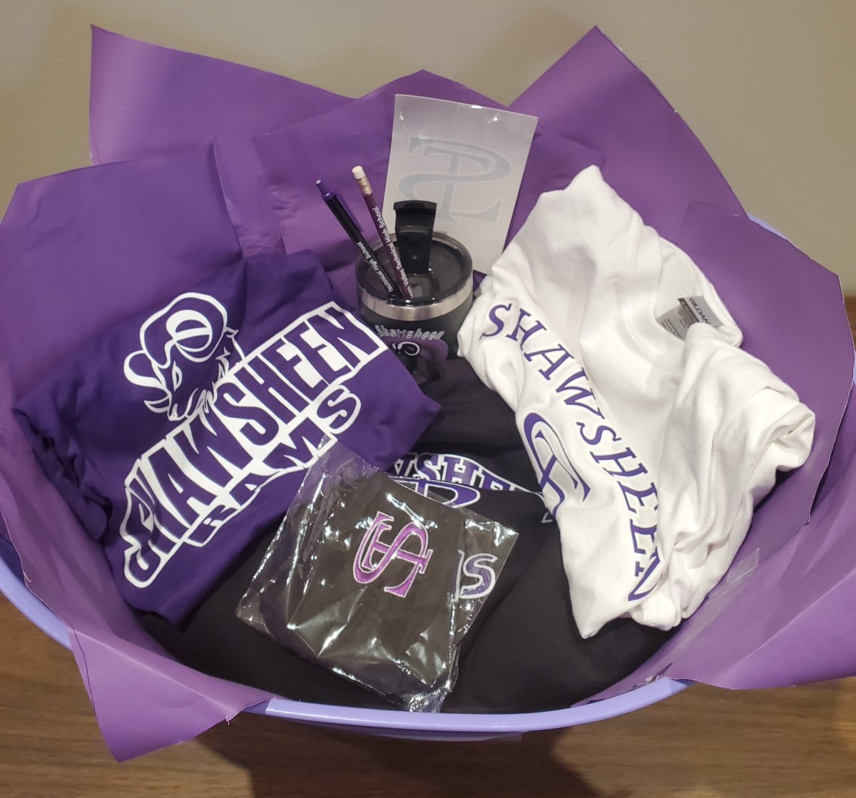 📢GIFT BASKET GIVEAWAY ‼️
Rams Pride School Store is now open in-person and online! To celebrate our re-opening, we are giving away this gift basket ($100 value) to one lucky Ram!
To enter:
1) Like and retweet this post
2) Follow this account
Winner will be announced 10/1/21!