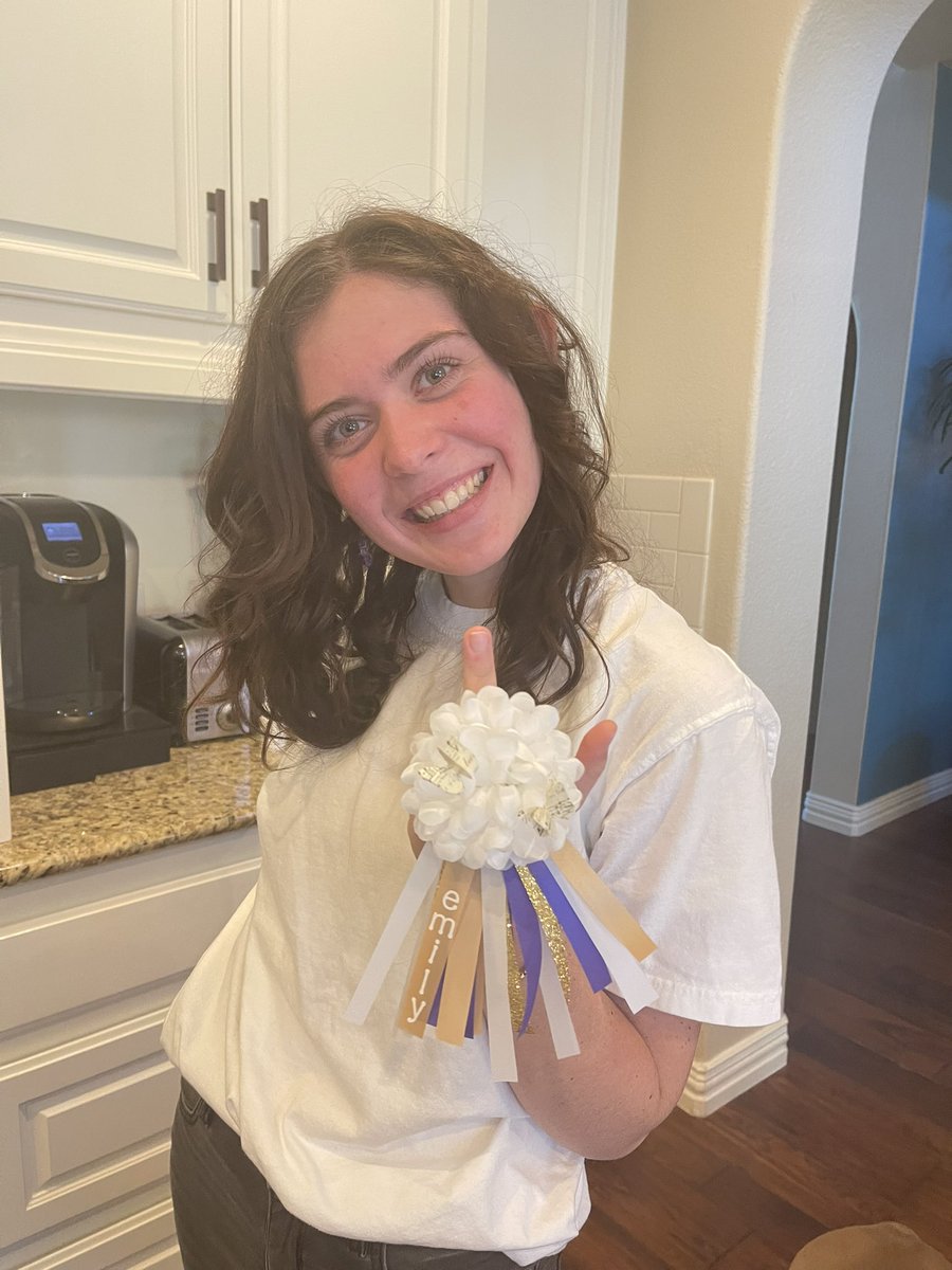 JaneneHaes's tweet photo. Can we pls start a trend in Texas to downsize the homecoming mum? 

#texasmums #Homecoming2021 #tchs https://t.co/s2GXpoBgyK