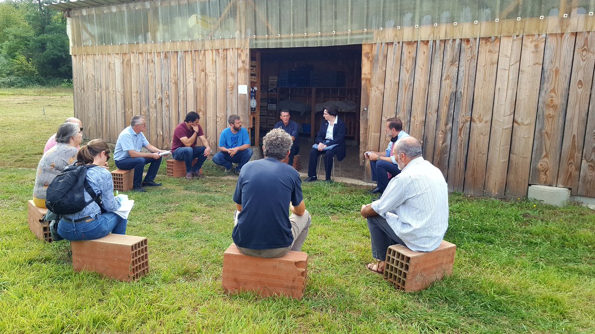 Prefet86's tweet photo. Chantal Castelnot, préfète de la #Vienne86, visite 1 exploitation agricole biologique à #Gouex à l'invitation de la confédération paysanne
✅Échanges sur les actions menées en matière d'#eau de #photovoltaïsme, #méthanisation 
✅Visite de l'atelier de maraîchage d'Elie Pontonnier https://t.co/VRhRsjJeBo