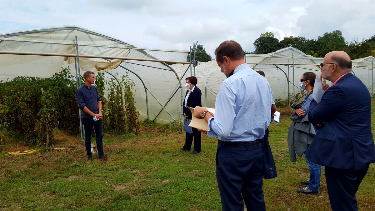 Prefet86's tweet photo. Chantal Castelnot, préfète de la #Vienne86, visite 1 exploitation agricole biologique à #Gouex à l'invitation de la confédération paysanne
✅Échanges sur les actions menées en matière d'#eau de #photovoltaïsme, #méthanisation 
✅Visite de l'atelier de maraîchage d'Elie Pontonnier https://t.co/VRhRsjJeBo