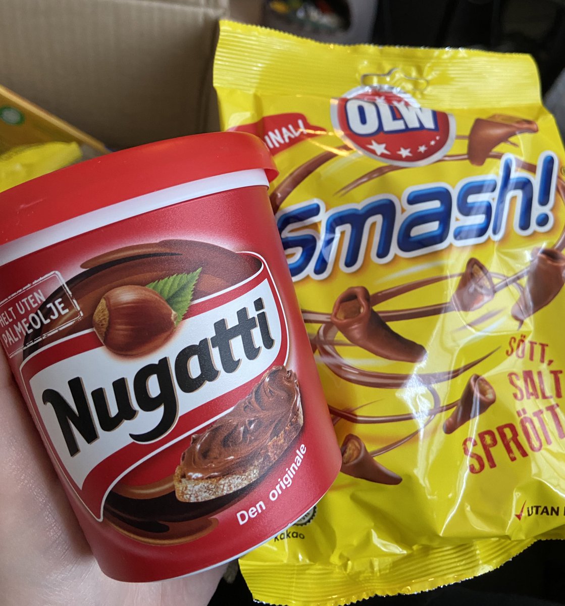 My ScandiKitchen order arrived and the norsk side of me could not be happier. If you’ve not had Nugatti before, think Nutella, but BETTER. And, no palm oil (like it says on the front - helt uten palmeolje!) Smash are like those Bugles crisps, but covered in chocolate. 😍