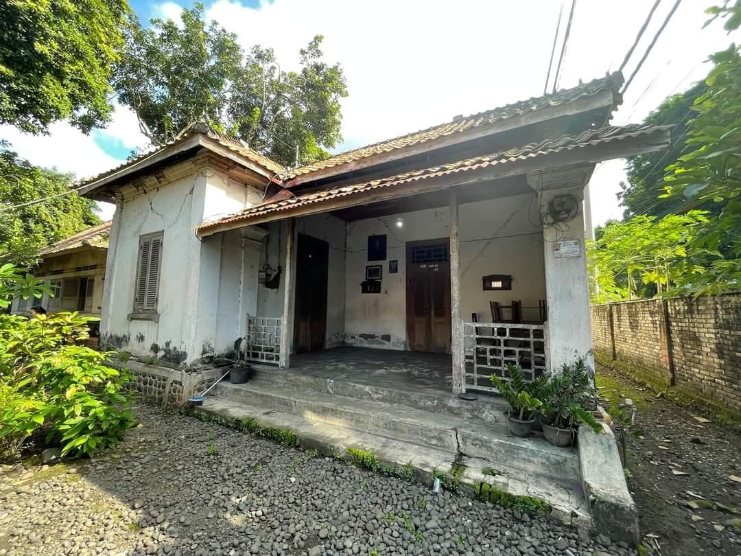 HoldenKlasik's tweet photo. cakep ki mbah 😍😍😍 bangunan tua dibuat tahun 1927 berada di Desa Tegal Cangkring, Jembrana Bali https://t.co/iPrhYEcDO9