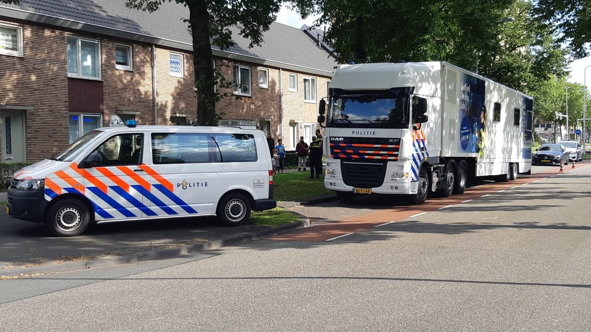 Politie trekt na autobranden de wijk Veldhuizen in