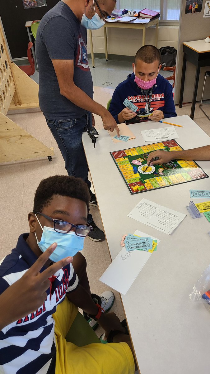 SPK_Team100's tweet image. Today is #TreasureThursday. We are learning about money. What better way to learn than through board games!!! #MoneyMath #FinancialLiteracy