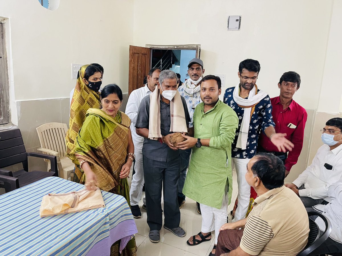 AnkitVermaIYC's tweet photo. प्रदेश कांग्रेस कमेटी अध्य���्ष मोहन मरकाम जी व जिला रायपुर ग्रामीण अध्यक्ष उधो वर्मा जी के जन्मदिन के अवसर मे धरसीवा एवं खरोरा ब्लाक  में वरिष्ठ कांग्रेस कार्यकर्ताओं का सम्मान समारोह का कार्यक्रम आयोजित किया गया…
@bhupeshbaghel @MohanMarkamPCC https://t.co/9Ej5wog4a8