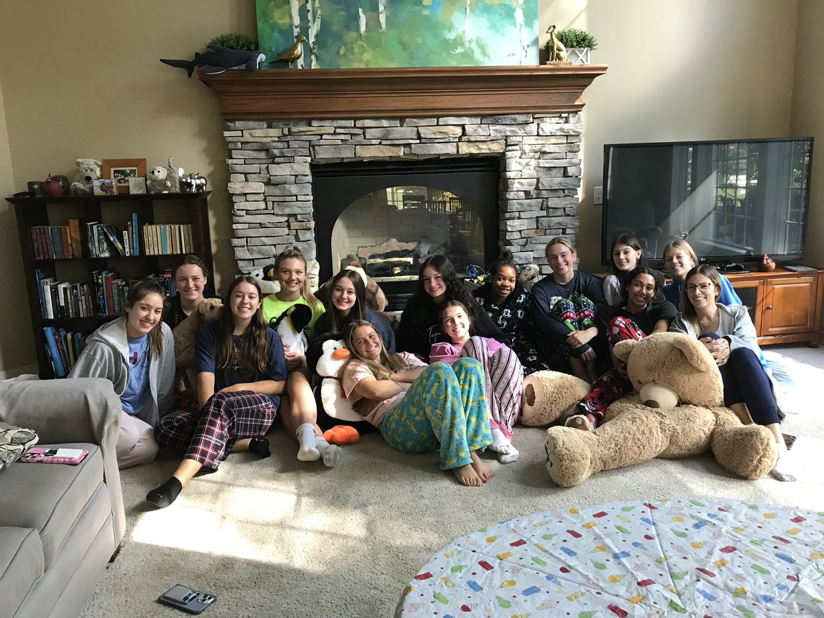 Varsity enjoying a team brunch on their day off. Apparently Elena can set up our hitters as well as a delicious meal. #bomberpride ✈️🏐