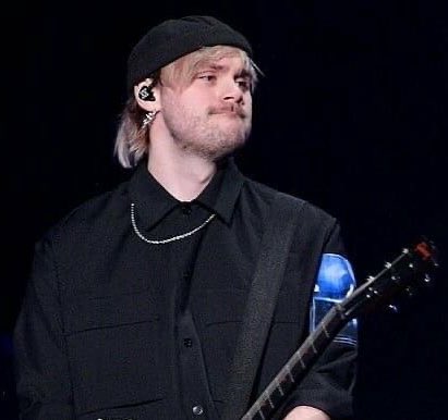 mgcarchvs's tweet photo. he owns the stage https://t.co/kw9ptupHCc