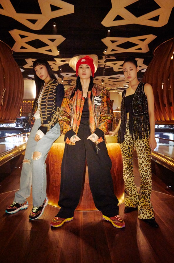 EtroOfficial's tweet image. Etro Earthbeat meets #STRAYKIDS’ sub unit group #DANCERACHA (LEEKNOW, HYUNJIN, FELIX) and show their fascinating movement scene in their universe. 
 
#ETRO #ETROEARTHBEAT #ETRO21FW #STRYKIDS #DANCERACHA #LEEKNOW #HYUNJIN #FELIX