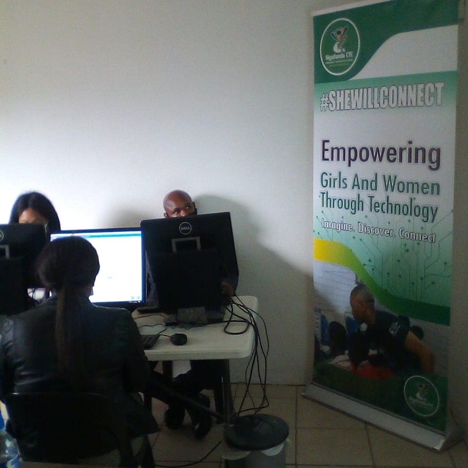 Siyafunda_ctc's tweet image. @smileysiyafunda
@AfricaCodeWeek #Coding Train the trainer sessions taking place in South Africa with on of our community partners Fresh Hope based in Eastern Cape
#codingmode👍
#coding
#AfricaCodeWeek
#trainthetrainer