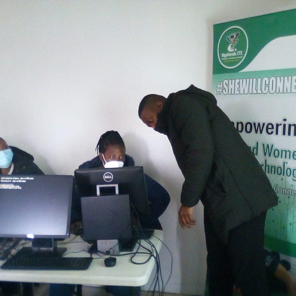 Siyafunda_ctc's tweet image. @smileysiyafunda
@AfricaCodeWeek #Coding Train the trainer sessions taking place in South Africa with on of our community partners Fresh Hope based in Eastern Cape
#codingmode👍
#coding
#AfricaCodeWeek
#trainthetrainer