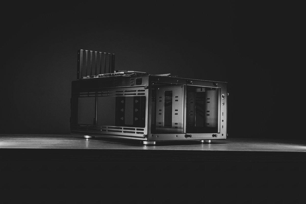 HardwareWk's tweet photo. Chose the Jonsbo TB01 for test bench, hope it will be good! 

@Jonsbo_official #jonsbo #tb01 #testingpc #overclocking #overclockers #tech #pc #pcparts #benchtest #pcsetup #pccase #gamingcommunity https://t.co/ZsJksIVSz1