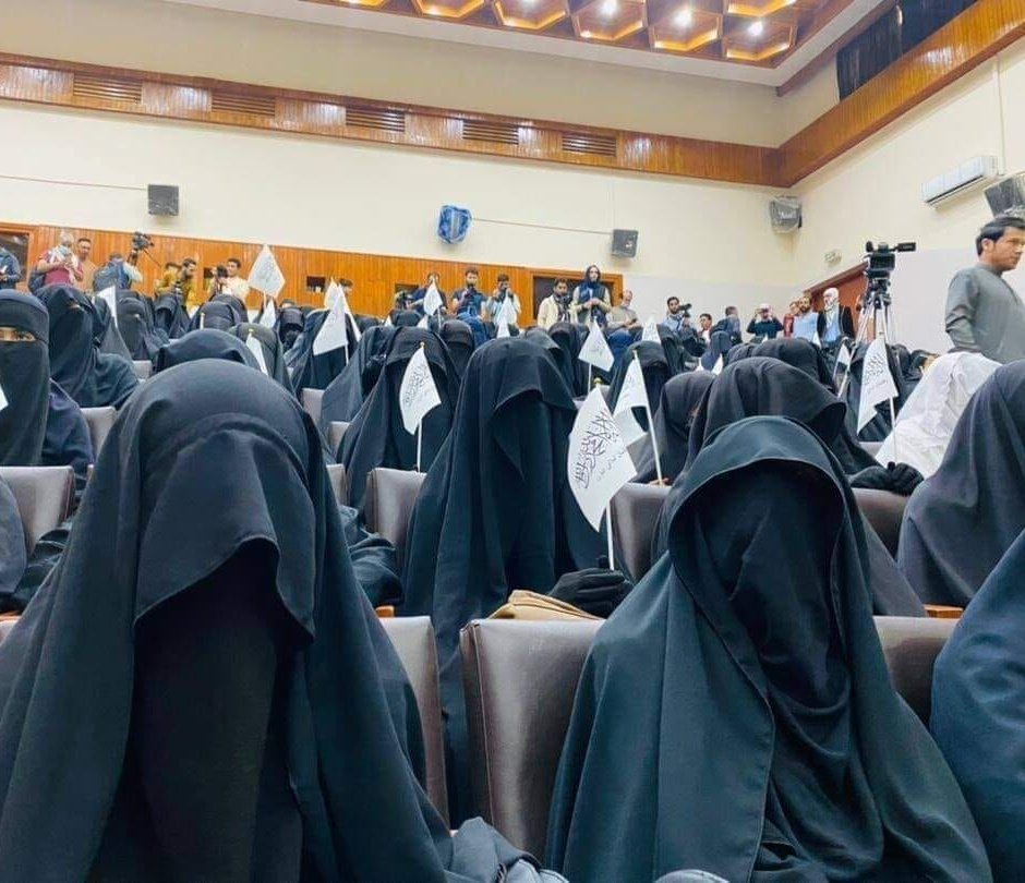SaharFallah1999's tweet photo. امیرالمومنین (ع) در حکمت ۷۰ نهج البلاغه می فرماید: «لَا تَرَى الْجَاهِلَ إِلَّا مُفْرِطاً أَوْ مُفَرِّطاً» جاهل دیده نشود مگر در افراط یا تفریط. https://t.co/PRhp28VBSc