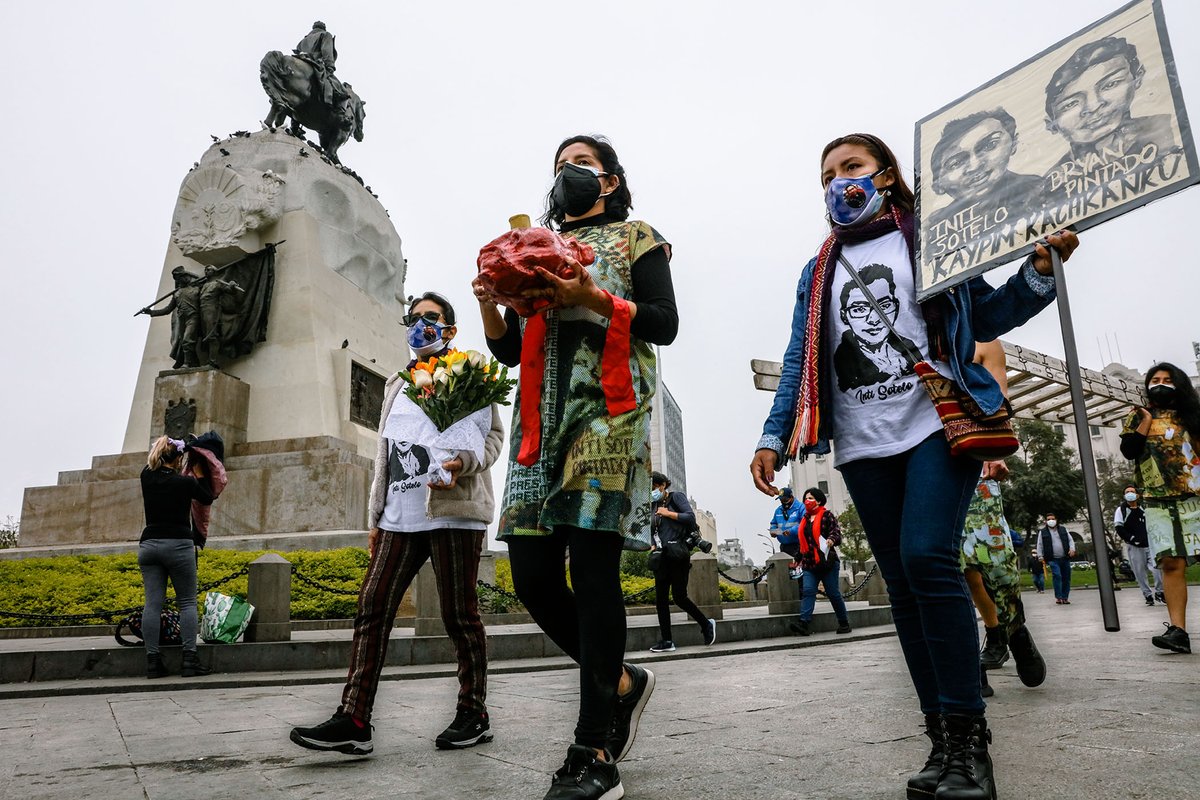 Martes 14 set, actividad conmemora 10 meses sin justicia para Inti, Bryan, asesinados por la brutalidad policial. 
Killa Sotelo, hermana de Inti, recibe el abrazo de Iris Alfaro, hermana de Melissa. Memorial en cruce de Nicolás de Piérola y Abancay.
#14noviembre #perudemocracia
