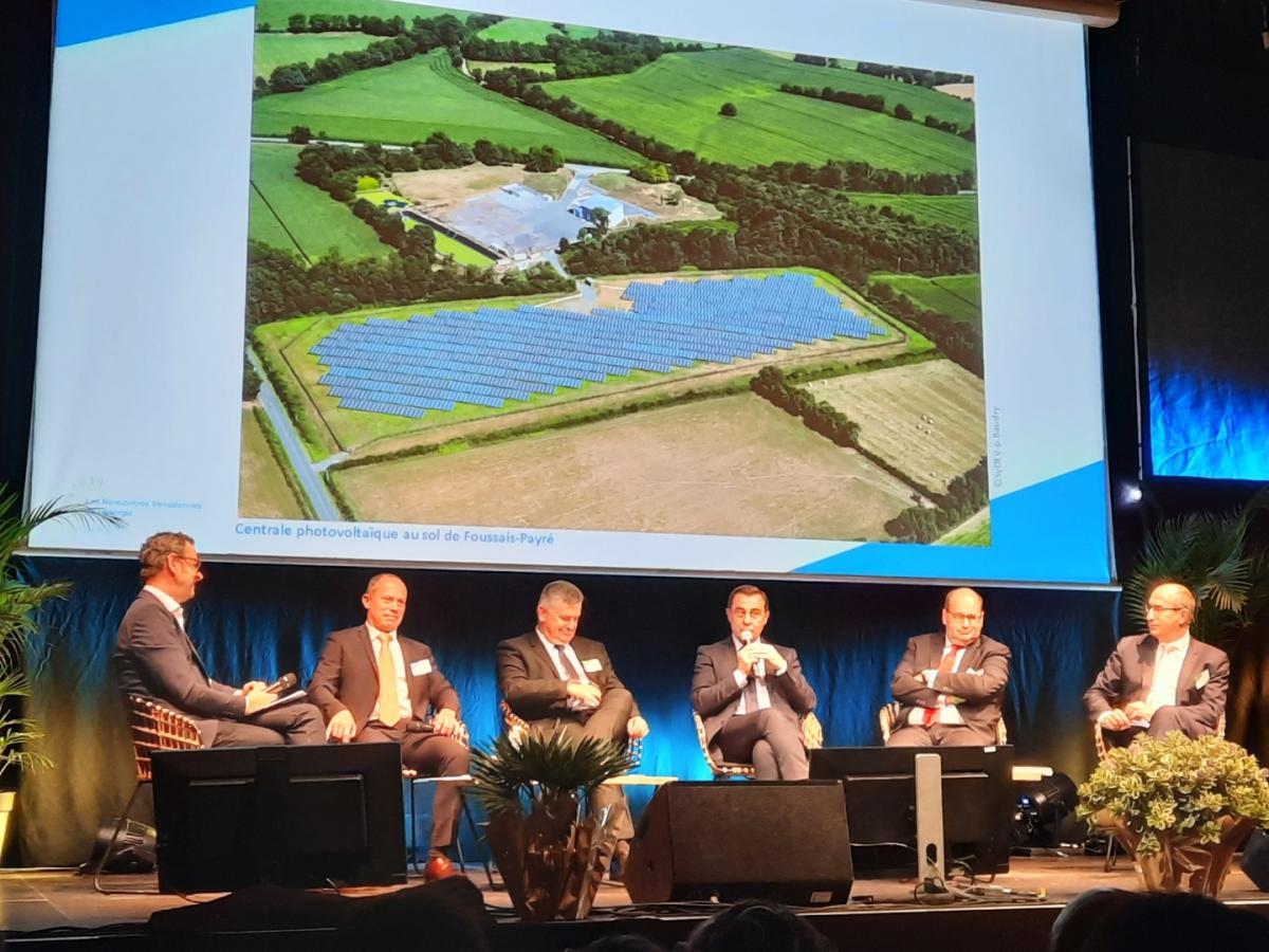 Depuis 71 ans, la Vendée a la chance d'avoir un syndicat, le @SyDEV_85 réunissant communes et intercommunalités autour de l'énergie.
🌱🌿 Depuis les années 2000 et la création de la SEM Vendée Energie, la transition énergétique est amorcée sur chaque territoire du département