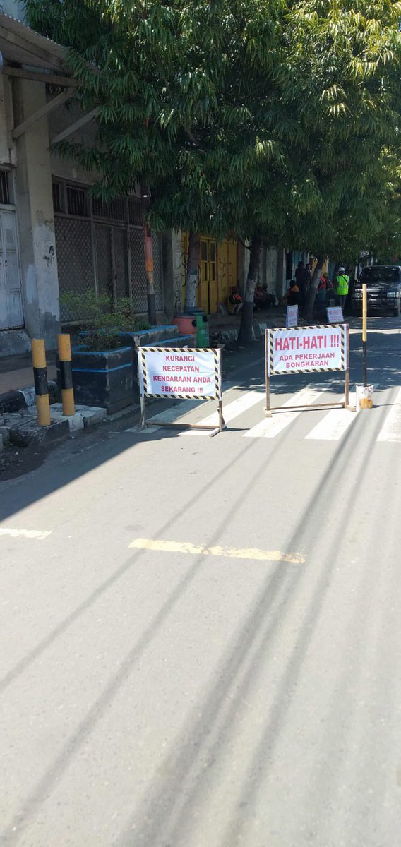 tglinfo1's tweet photo. Welcome to #kotategal dimana trotoar Jalan diganti setiap ganti Walikota 🤣🤣🤣🤣 tp kali ini mau jadi #Malioboro #Jogja. Semoga tidak mematikan Jl A Yani 😭😭😭😭 seperti Jalan Teri https://t.co/65JIlvKbEf