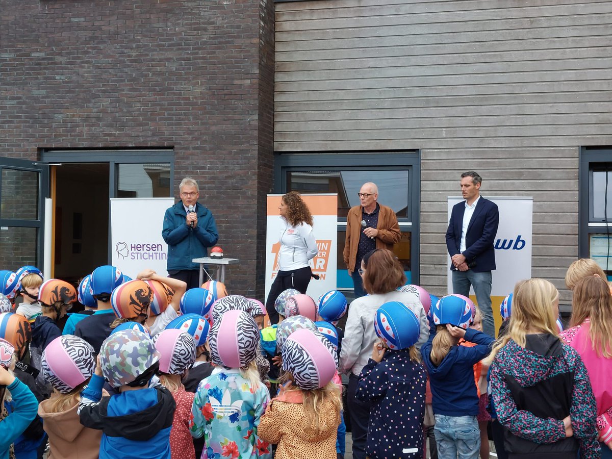 #ANWB #Streetwise was bij ons in alle groepen met vandaag de kick-off van het “Veilig fietsen naar school” project door de #edwinvandersarfoundation, waarbij de kinderen van de groepen 3 en 4 een mooie fietshelm kregen. Wat is er veel geleerd over verkeersveiligheid!