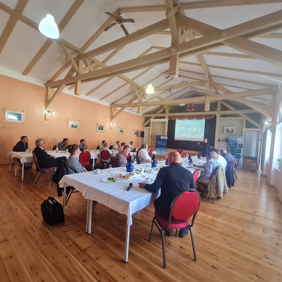 Ielectrix_H2020's tweet photo. @EDIS_AG presented the concept of moew.e (mobile energy with E.DIS) and IElectrix for mayors and community representatives in the district of Märkisch-Oderland, in Brandenburg, Germany. @innovation_eon @EU_Commission @EUClimateAction @EON_SE_en #localenergycommunity #EUGreenDeal https://t.co/dzfY9mH2Hq