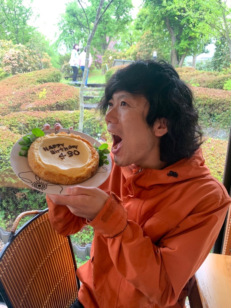 PrologDialog's tweet image. 聞き手紹介②
ケンタロウ(その人らしさで満たされる世界にしたいマーケター)
幼少期からあまり自己主張をせず、母方の祖母・叔母2人・母の強めの自己主張を聞くことが多かった。
傾聴レベル高め、と言ってくれる人の割合高めらしい。
まっすぐで肯定的な考え方や表現を大切にしたい人。
#早朝相談
