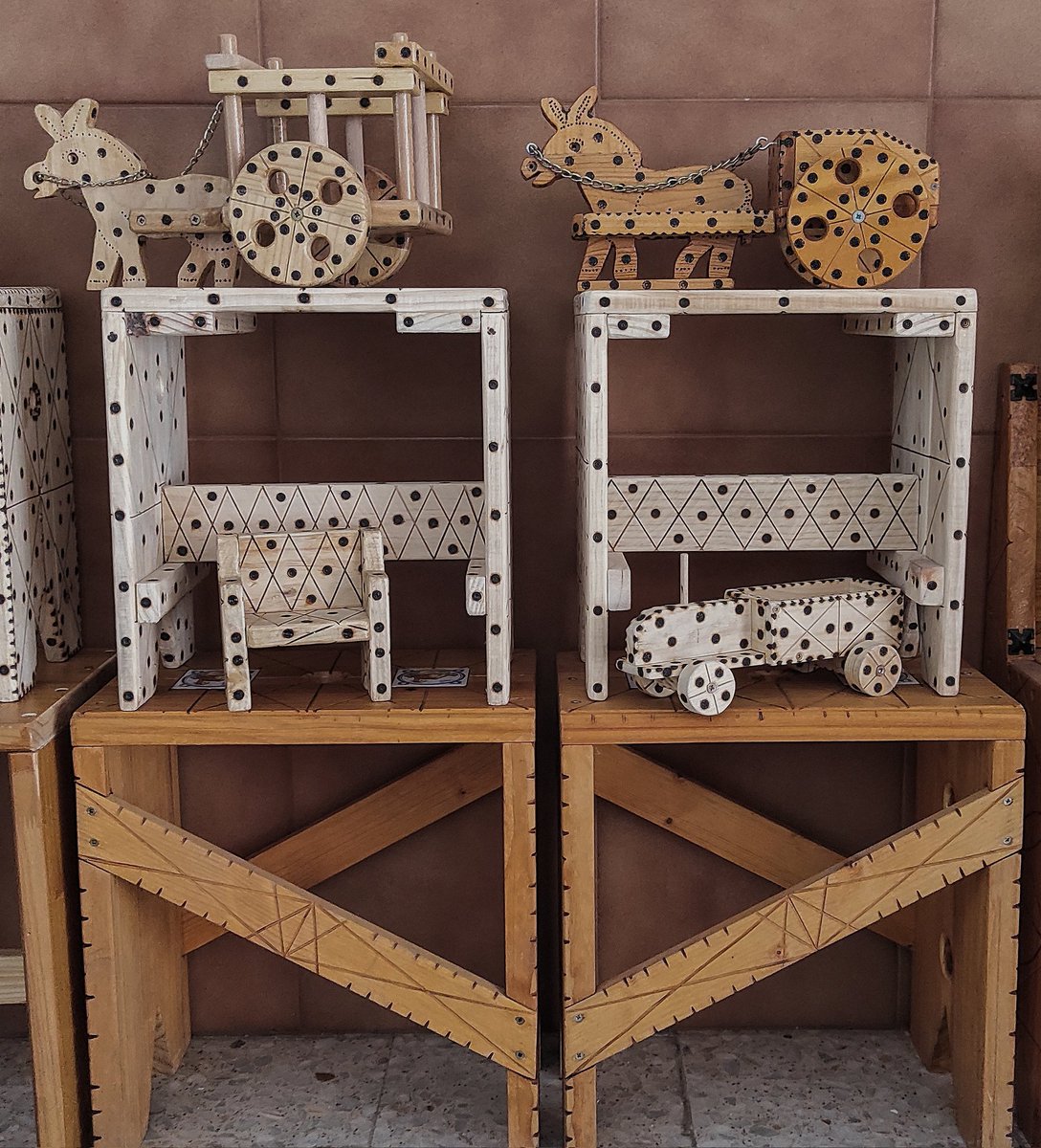 DavidPerezBara3's tweet photo. Hola! Este es mi abuelo y desde que se jubiló realiza decoración rústica en maderas. Si alguien está interesado en comprar algún producto que me pregunte por los precios. Si no os interesa, al menos compartirlo para que llegué a más gente. https://t.co/ygCgQkJwDO