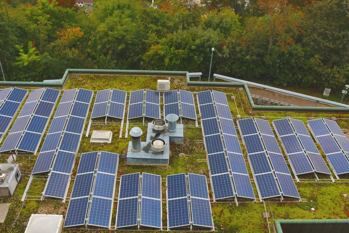 en jij een ondernemer en heb je nog geen zonnepanelen op jouw dak?🌞 Dat kan nu extra voordelig met SDE++ subsidie! Groene Groei begeleidt je bij de aanvraag. Op 5 oktober start de enige aanvraagronde van 2021. Dat is al snel dus pak vandaag nog die kans! bit.ly/2XpfpS0