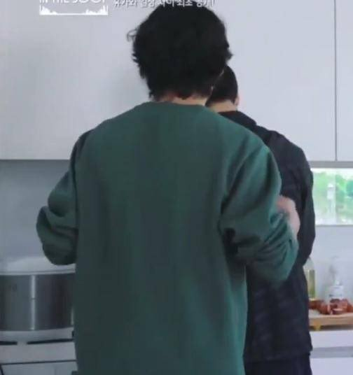 GUKVDETAILS's tweet photo. SAME hoodie, DIFFERENT body size https://t.co/SL1TUFOOXI