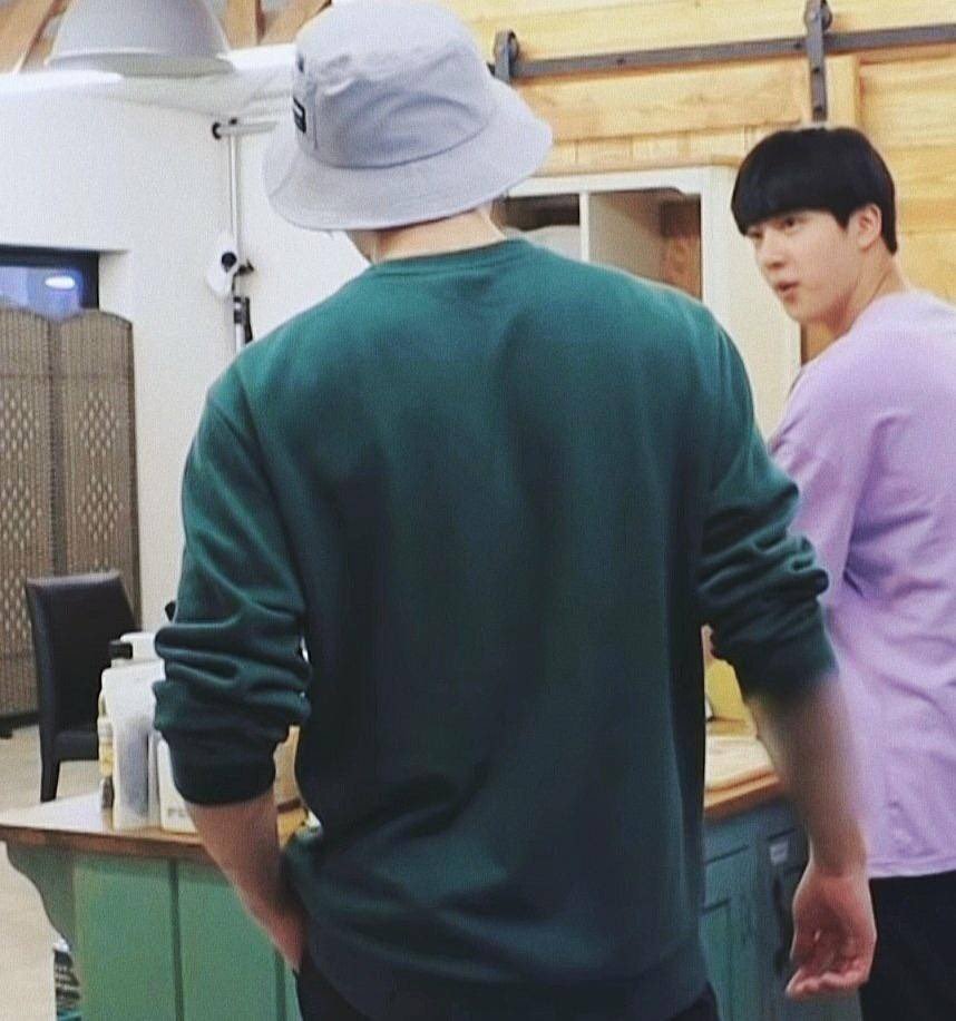GUKVDETAILS's tweet photo. SAME hoodie, DIFFERENT body size https://t.co/SL1TUFOOXI