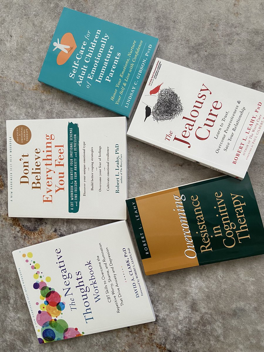 oaljama's tweet photo. سعيد بوصول دفعة جديدة من الكتب المختصة بعلم النفس والعلاج النفسي، بعضها لم يسمح بدخوله للبلاد فاضطررت لوضع عنوان في دولة خليجية ثم السفر إليها لإحضارها، ورغم قلة الكتب فثمنها مع الشحن باهظ، لا تتخيلون قوة المعرفة ماذا تفعل بك، لا تدري قد تقع على معلومة تغيّر حياتك.
#اسامه_الجامع https://t.co/O8d1K1PmhG