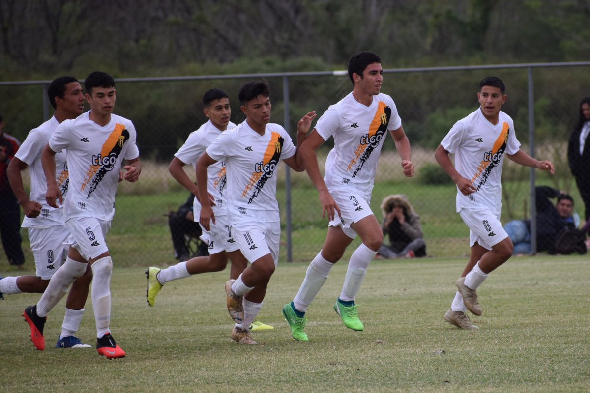 ¡Final del Partido! 🙌🏻

🏹Festeja el Aborigen 

#Sub16 I #Fecha5

Luqueño 1 vs 3 #Guaraní 

⚽️Goles: Milciades Adorno, Javier Velázquez y Diego Haedo 

#CanteraAurinegra 💛🖤