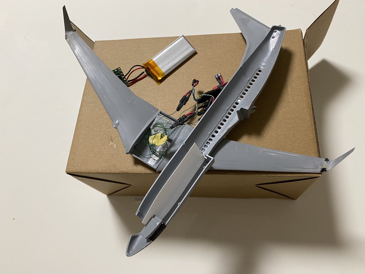 最近は放置していたズベズダの737-700を制作しております。
今回はライト類の組み込みに挑戦しています。初めてなのにこのサイズの機体でやってしまったので、配線が難しく相当苦戦しております。
＃旅客機プラモ