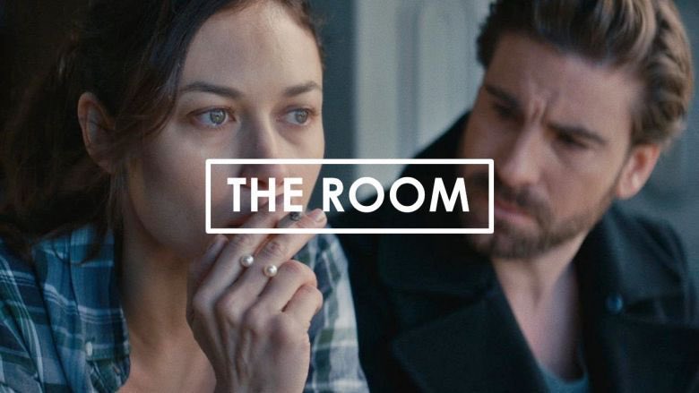 🎬 Tavsiye Film: Room

Bir çocuk ve annesi, küçük bir evde yaşamaktadır."Oda" olarak adlandırılan ve sadece penceresi olan bu evde Yaşlı Nick denilen bir adamın esiri olarak hayatını sürdürmektedirler ve asla dışarı çıkmamaktadırlar. İmdb 8,2. 3 dalda Oscar. Keyifli Seyirler ☕🍿