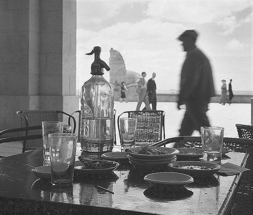 FotosFamiliaMdP's tweet photo. Mar del Plata de los '50 en la lente de una fotógrafa magistral: Annemarie Heinrich. Bar de la rambla. https://t.co/OJUY9ugEKH