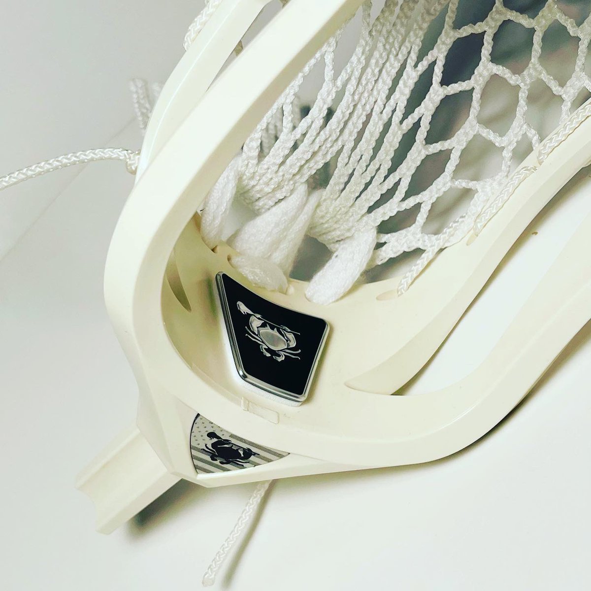 Southern_String's tweet image. Upgraded this @EastCoastDyes Weapon X w/ this USA Crab medallion and chrome crab ballstop. 

#ecdlax #ecdnation #ecdweaponx #lacrossestringing #laxstringing