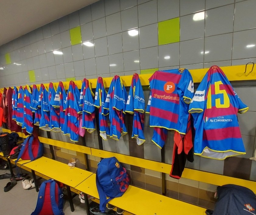 avrfcb's tweet photo. Una vegada més, agraïm l'esforç dels nostres col·laboradors, per a seguir avant una temporada més, amb el projecte del Sènior Femení, i la direcció de AROA GONZÁLEZ @herapluto

@oscarpavistamp
@KronosCentre
@av.corrientespizzeria
@naranjassanahuja
@TextilRosdan
@termixoficial https://t.co/y89Ces4bNj