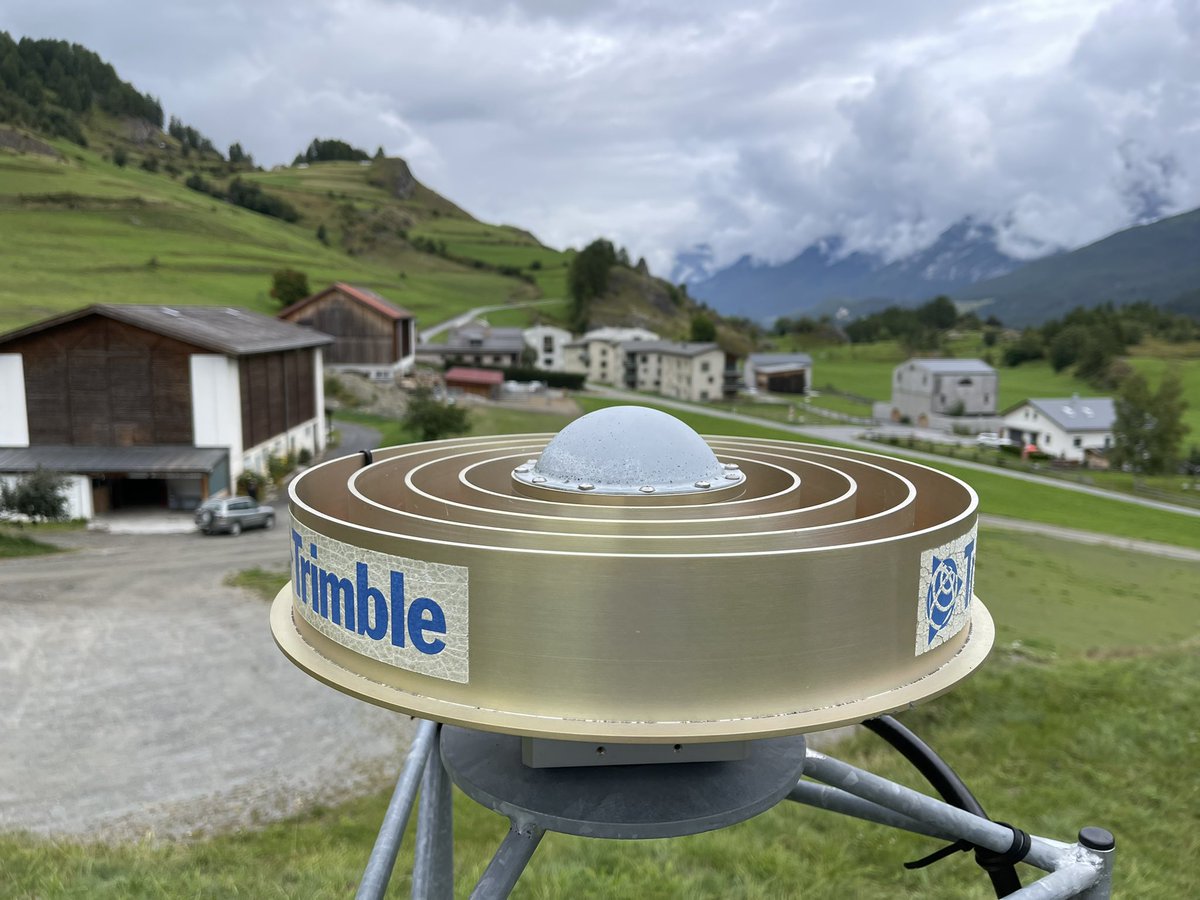 fisler's tweet photo. Die AGNES-Station Ardez. Das @swisstopo #Messnetz #AGNES ist das Herz des Schweizer Koordinatensystems    LV95 (CH1903+). Details zur Station ARDE: https://t.co/P53reZbQdg https://t.co/JR3snUVzI0