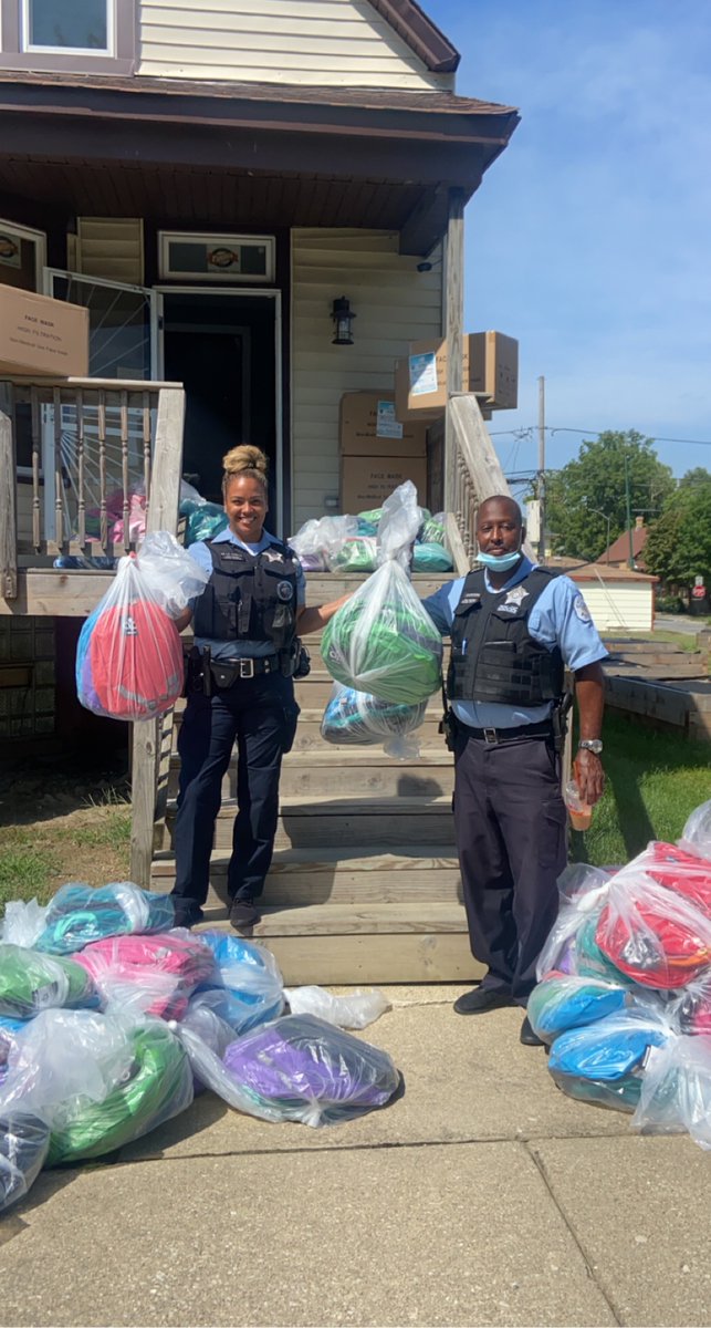 ChicagoCAPS03's tweet photo. 3rd District Community Policing Officer Howell continuously doing get things in the community. His Healthy Place program provided book bags and face masks to Dulles Elementary School. #togetherwecan https://t.co/jODPOsGwDu