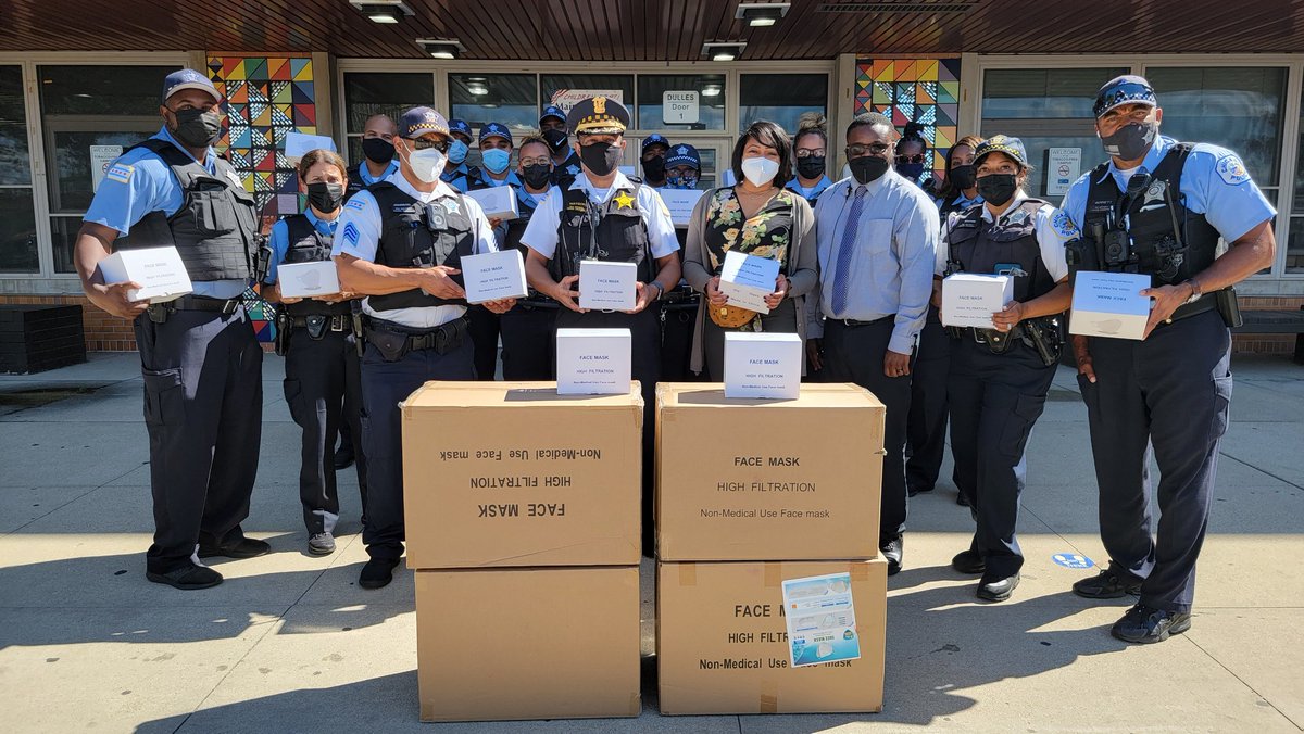 ChicagoCAPS03's tweet photo. 3rd District Community Policing Officer Howell continuously doing get things in the community. His Healthy Place program provided book bags and face masks to Dulles Elementary School. #togetherwecan https://t.co/jODPOsGwDu