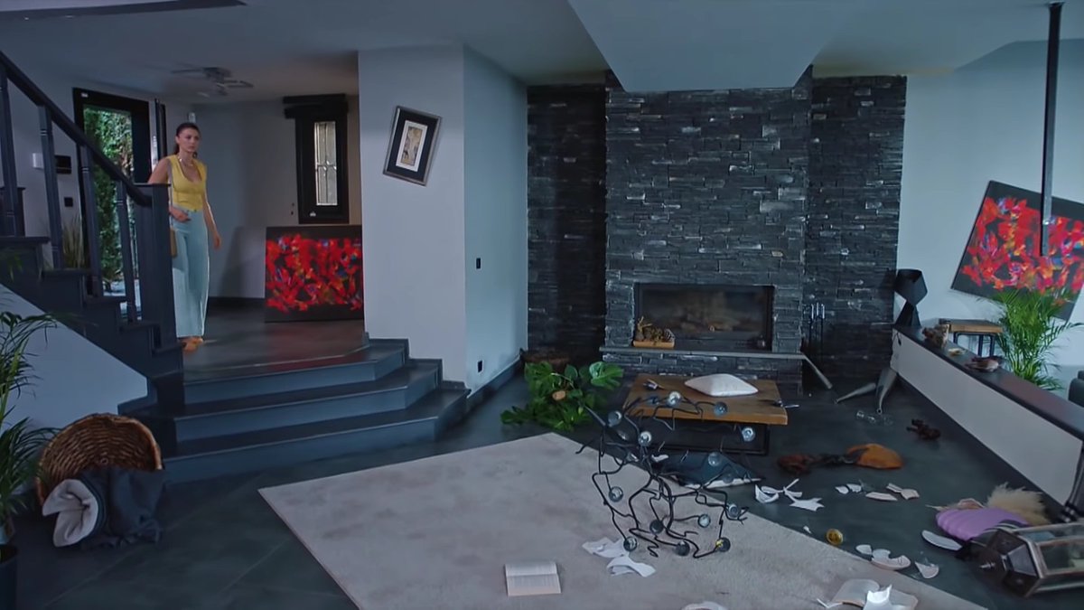 Riyaaaa_18's tweet image. A scene where Ozan goes back to the dream house alone, walks through the wreckage he left-the broken chair still floating in the pool, Esra's key on the table &amp;amp; realizes the implications of Esra's reveal while imagining what she must've felt standing here when? #AşkMantıkİntikam
