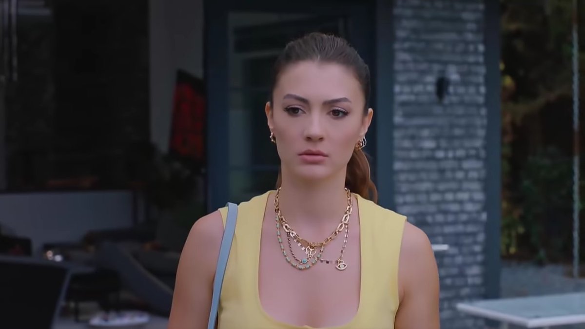 Riyaaaa_18's tweet image. A scene where Ozan goes back to the dream house alone, walks through the wreckage he left-the broken chair still floating in the pool, Esra's key on the table &amp;amp; realizes the implications of Esra's reveal while imagining what she must've felt standing here when? #AşkMantıkİntikam