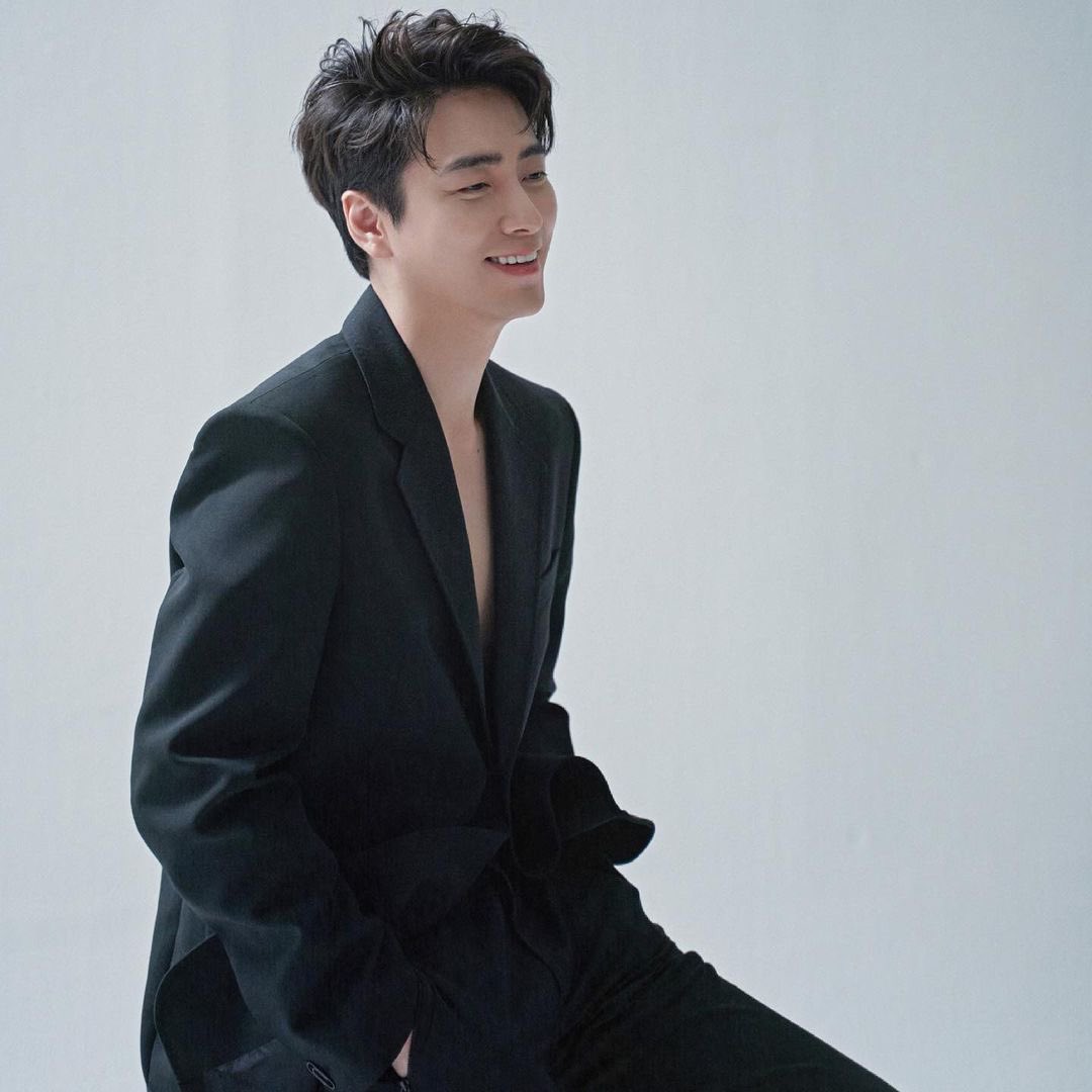 chilllllin_'s tweet image. 국내최초
공백기에 게임만드는 남배우