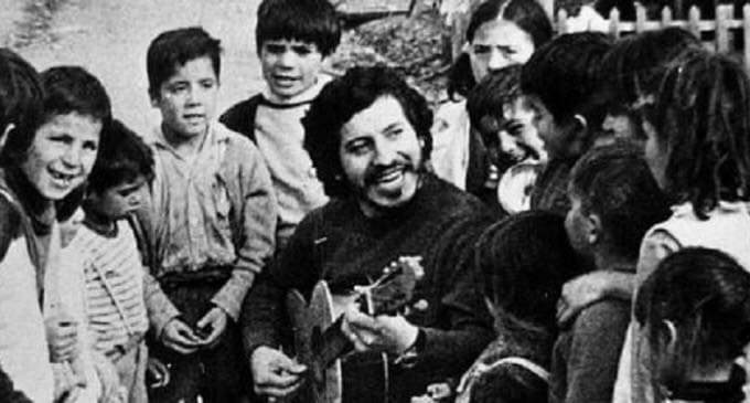 DrSuazo915's tweet photo. Creyeron que disparándote 44 veces, cortando tu lengua y tus manos te iban a callar, pero se equivocaron ahora eres millones.

Tu canto ahora es un canto libre, eternizado en el obrero, campesino, en el trabajador.

Víctor Jara Vive ✊🇨🇱 https://t.co/d9F8QSqYLH
