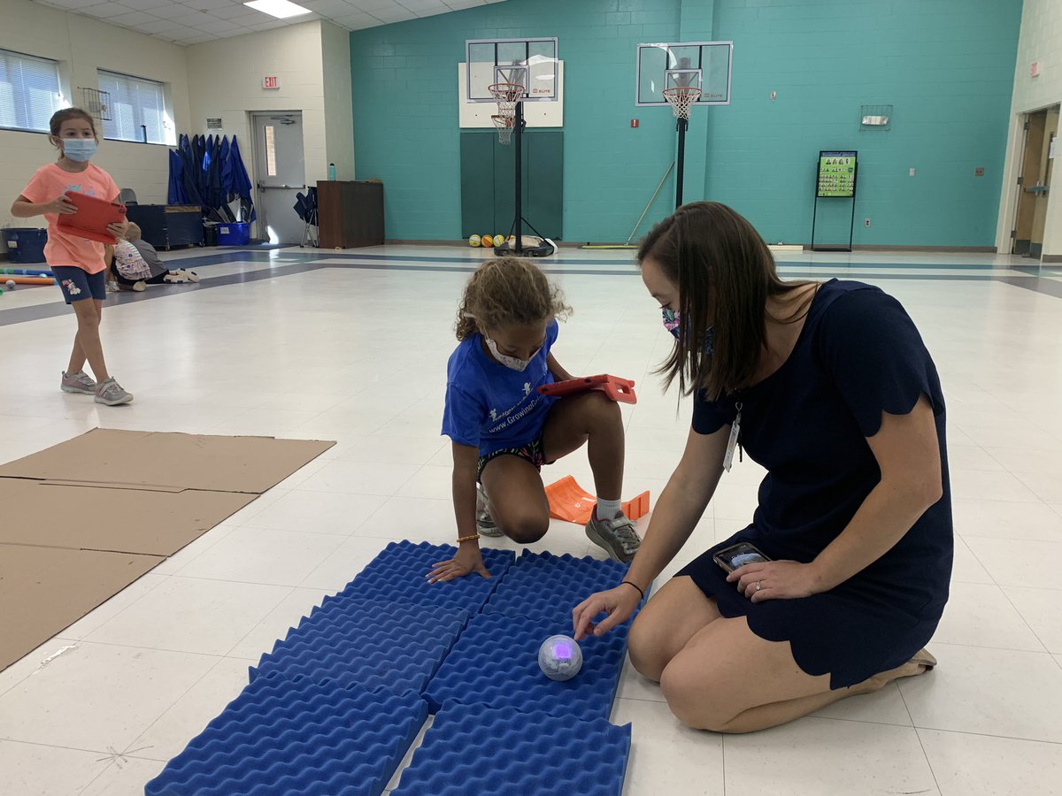 Peggyhewitt20's tweet photo. These First graders loved using Spheros and Ozobots to learn about force and motion! #nhcschat @fischettis_1st @Levansteach15 @EatonElemSchool @CrissieRAllen @romiwheeler https://t.co/G3afDDMPef