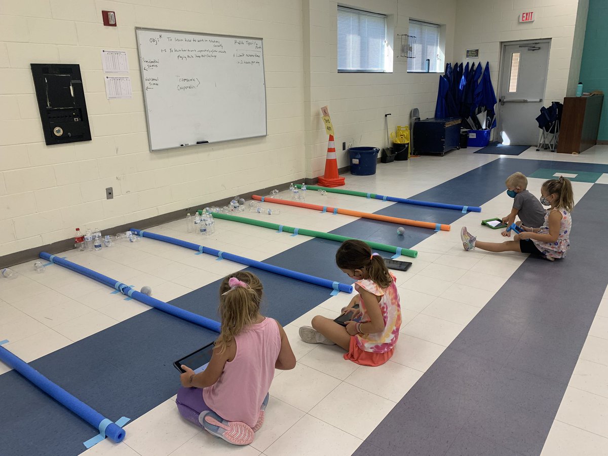 Peggyhewitt20's tweet photo. These First graders loved using Spheros and Ozobots to learn about force and motion! #nhcschat @fischettis_1st @Levansteach15 @EatonElemSchool @CrissieRAllen @romiwheeler https://t.co/G3afDDMPef