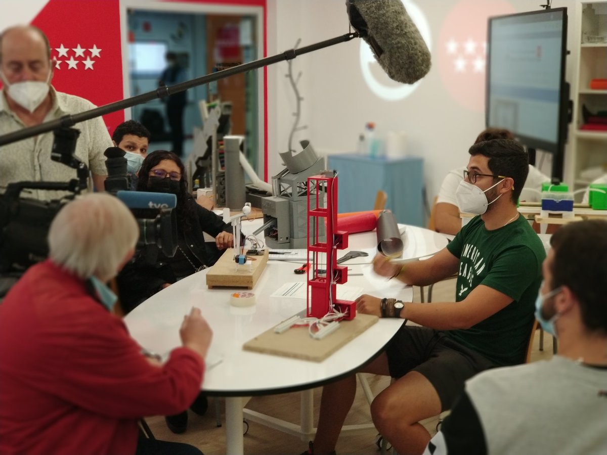 iestomvalmadrid's tweet photo. Hoy recibimos a un equipo de @rtve para grabar un reportaje de @InformeSemanal en el que hablarán de la creciente demanda que hay en #FP y el #talento del alumnado #¡Gracias @JATiradoTV ! #ViveroIESFTV #TallerMaker https://t.co/GCTBjPfywB