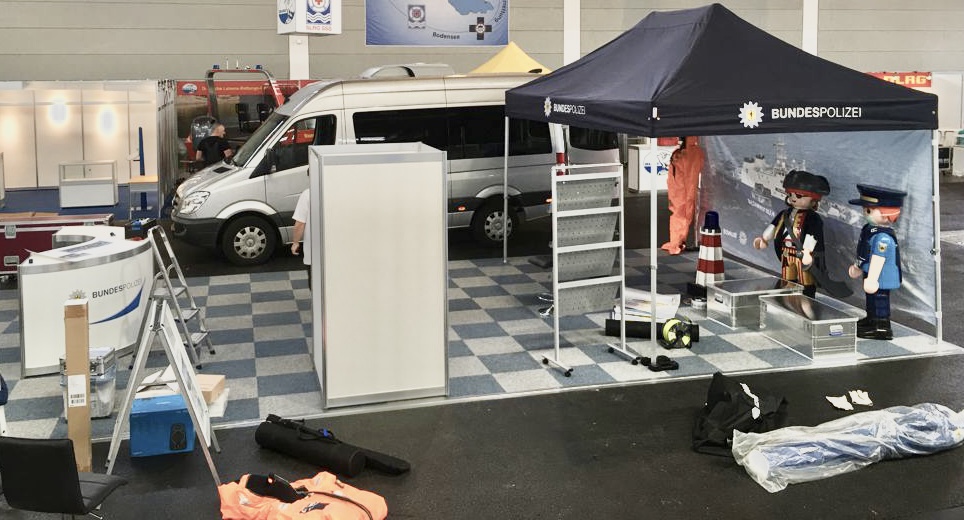 bpol_kueste's tweet photo. Das Piraterie-Präventionszentrum der #Bundespolizei ist vom 18. - 26.09.2021 auf der #INTERBOOT in #Friedrichshafen. 
Wir freuen uns auf interessante Gespräche rund um Maritime Kriminalität &amp; Einstellungsberatung.

PPZ ➡️ https://t.co/rjJ7680QnX
🗞️ ➡️ https://t.co/Yl9BFTUBOv https://t.co/xHo6NO62EN