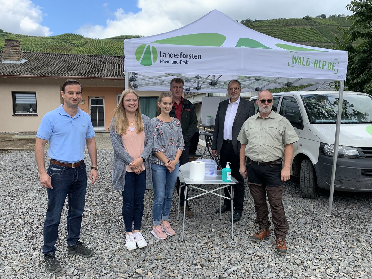 "Den Menschen im Ahrtal ein kleines Stückchen Normalität zurückgeben, in dem sie ihr Wahlrecht einfach und unkompliziert ausüben können." Das war das Anliegen von Bundeswahlleiter Georg Thiel und Landeswahlleiter Marcel Hürter heute bei ihrem Besuch in Rech.