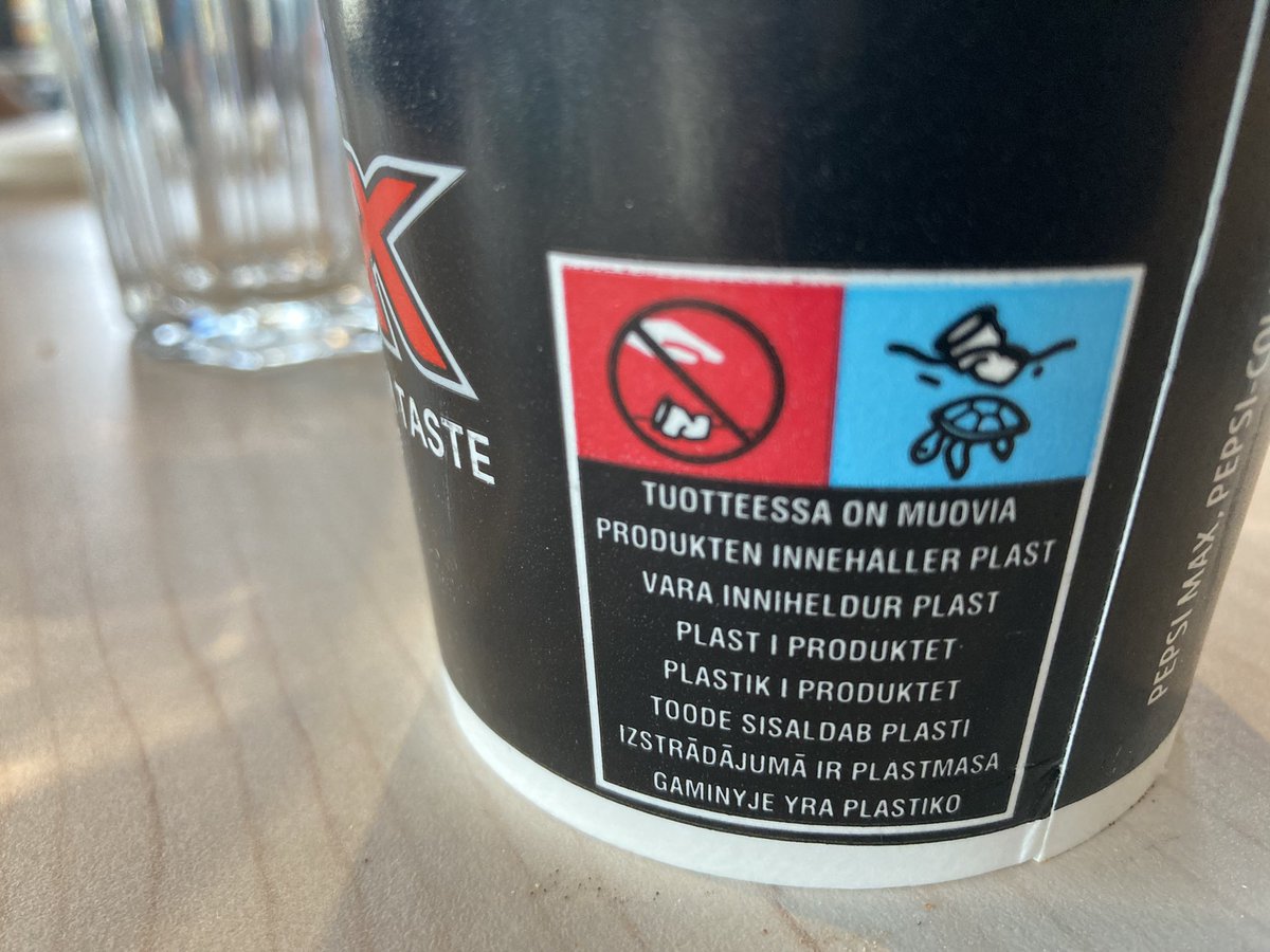 Tänään 8-v. lapsen kommentti ”tätä ei saa heittää maahan, mutta sen saa heittää mereen -katso vaikka!” 🙈 Ja tähän selitys, että ”ei, ei saa heittää, se kilpikonna kuolee muoviin”. #pakkaus #SUP #pakkausmerkinnät