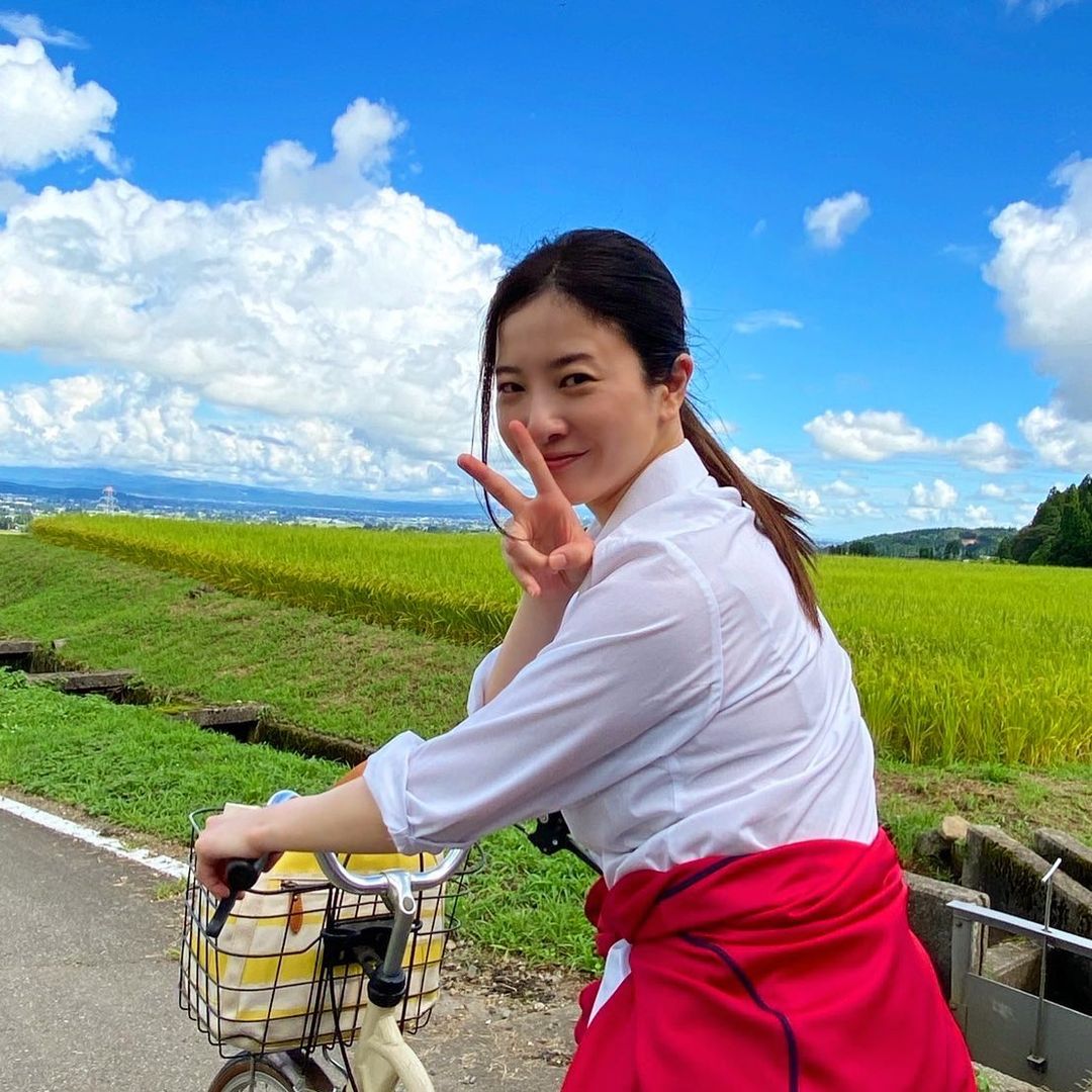 ぺそすけ على تويتر 私はもうスカートなんて履きたくないので制服着たいとは思わないけど学ランか男子のブレザー着て良いなら制服デートしたいな そんで吉高さんがチャリで私は歩いてて景色撮ろうとしてスマホ出したのに吉高さんがピースしてきたから撮った一枚って