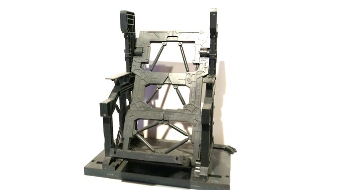 スマホがどこへ置いても充電器ケーブルに引っ張られてずり落ちて少々困っていたんですが

数年前弟から借りたMSハンガーに立てかけてみたら左右へもずり落ちず置くのに丁度良かった…

(スマホ乗ってる写真は撮れないけど) 